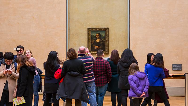 Mona Lisa im Louvre, Paris, umgeben von einer Menschenmenge