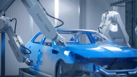 Bras de robot peignant une voiture