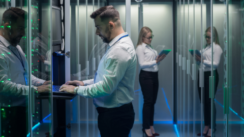 Mitarbeiter*innen in einem modernen Rechenzentrum