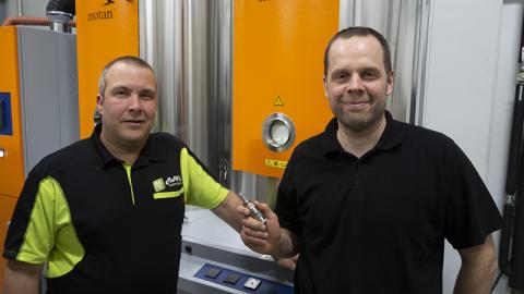 Entrepreneur Markus Wickholm von MaWi Automation Oy und Antti Heikkilä, Technical Manager von Eino Korhonen Oy, mit dem Vaisala-Taupunktmesswertgeber DMT143.