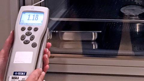 Portables CO2-Messgerät an Inkubator an der Boston IVF