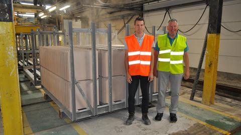 Isolava Projektingenieur Peter Vaneyghen und Vaisala Sales Manager Marc Mangelschots vor Gipsblöcken
